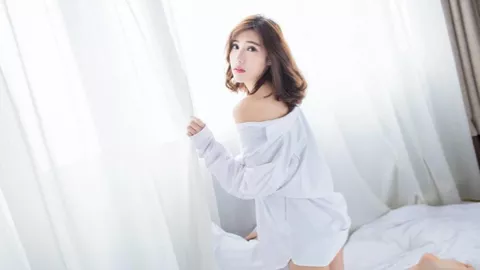 车辆坠河母子被困