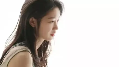 穿病号服老人