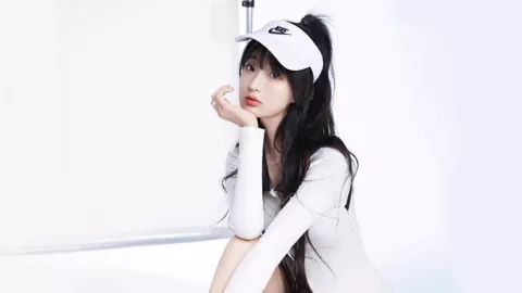 女孩捡国旗