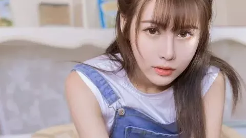 警员抱娃送医