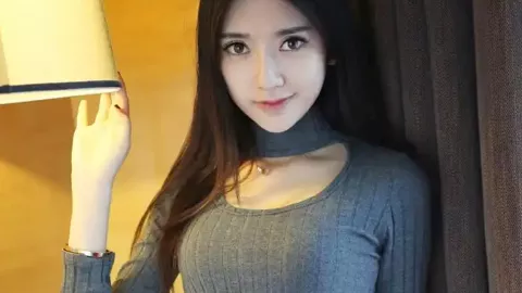 男孩吃火鸡面