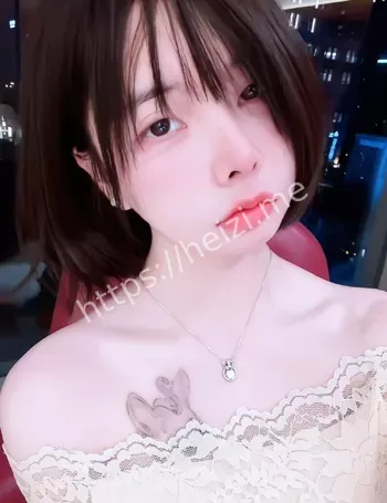白嫩尤物