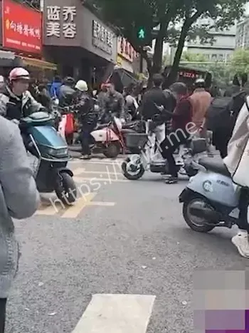 男子失控驾驶
