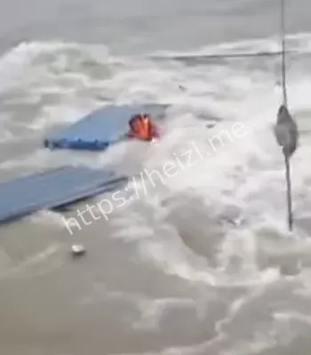 货船超载