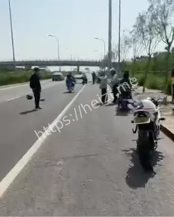摩托车