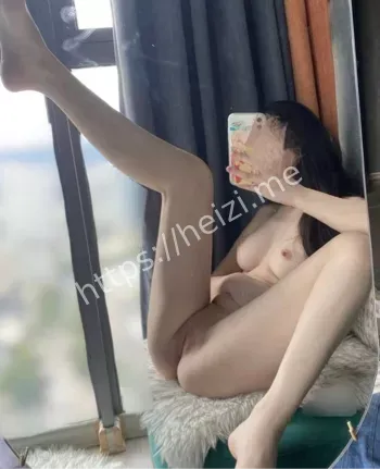 白嫩少女
