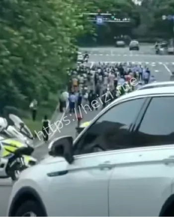 警察全副武装