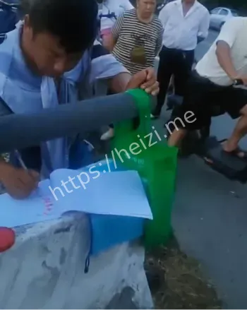 警方殴打居民
