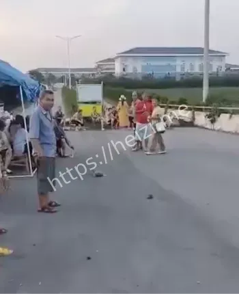 殴打抗议居民
