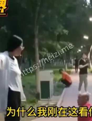猛踹老父亲