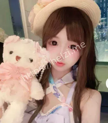 白嫩美少女