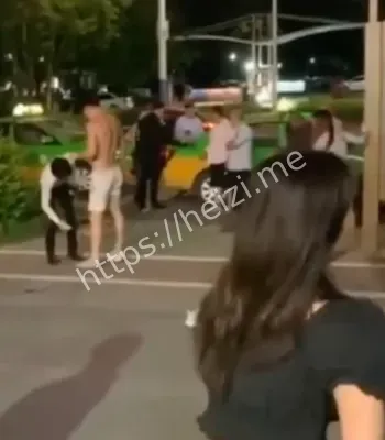 被美女暴揍