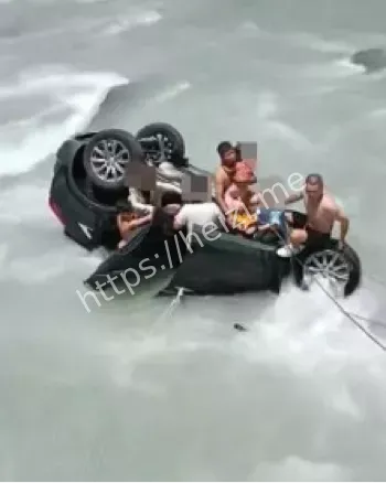 车祸坠河
