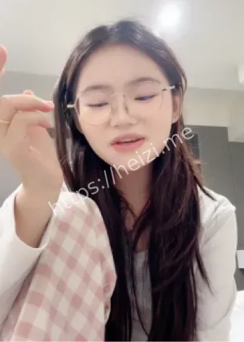 反差眼镜少女