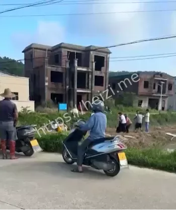 抛尸河中