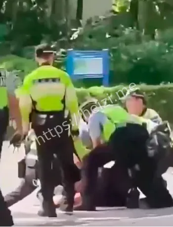 当街对峙