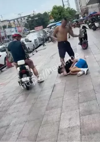 猛踹头部
