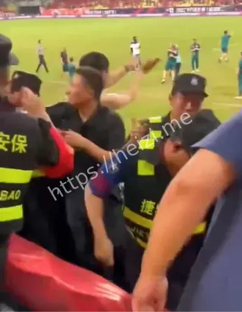 看台冲突