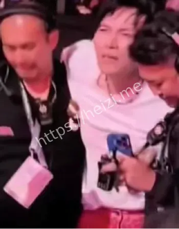 摔下2米舞台
