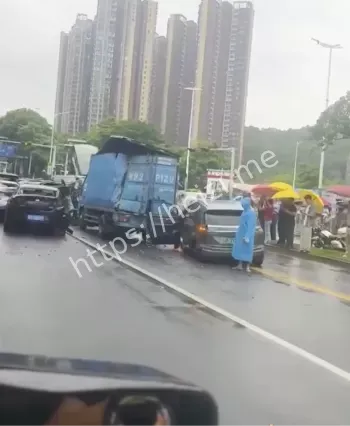 车撞飞