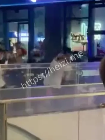 凳子击打