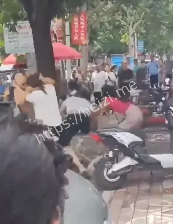 当街扒光
