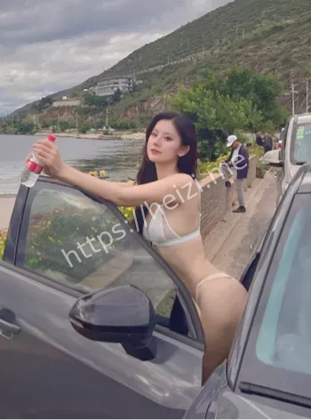 阿朱撩裙造型