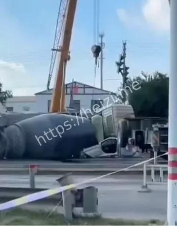 小轿车压毁