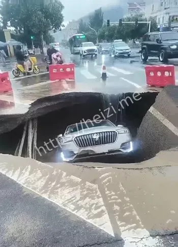 巨坑吞车