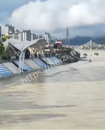 泄洪现场震撼