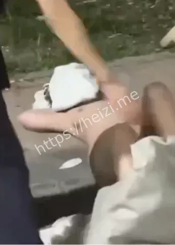 年轻女性酒后失态