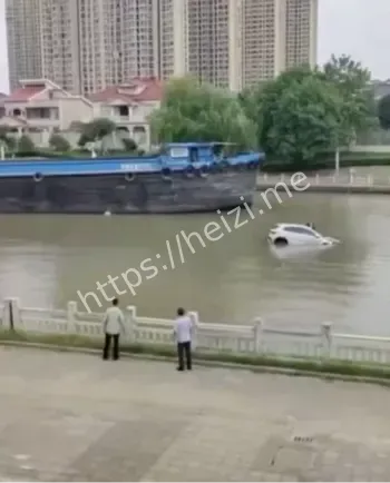 女司机坠河