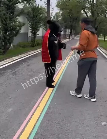 黑熊披袈裟