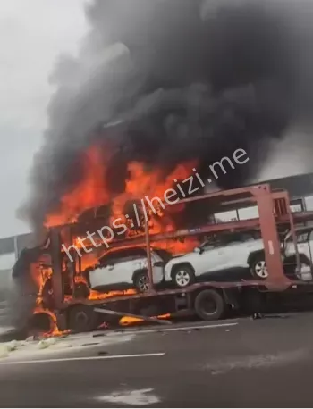 追尾油罐车