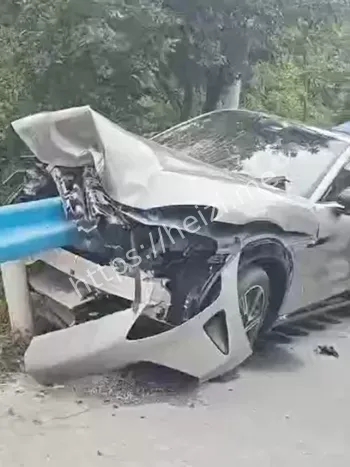 小车穿透护栏