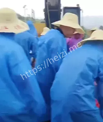 冒雨对峙