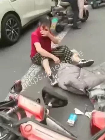 撞行人撞树