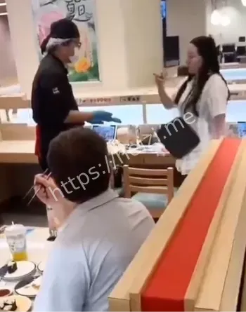 摔餐具骂顾客