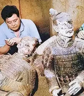 陶俑意外开裂