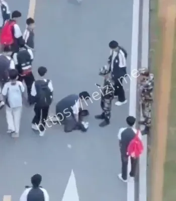 学生当众下跪