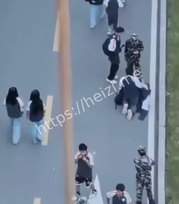 学生当众下跪