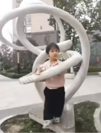 红衣女孩