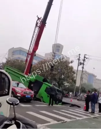 道路大坑