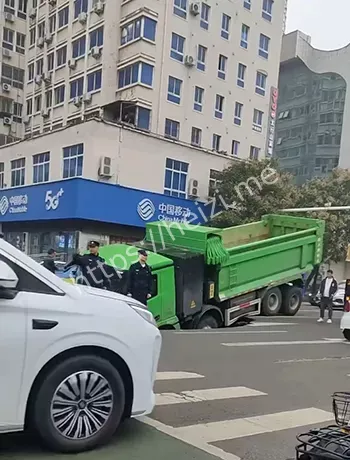 渣土车深陷