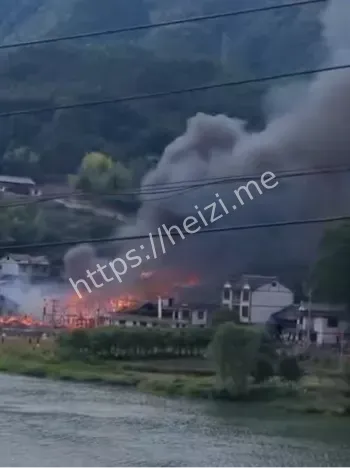 北斗溪镇黑烟滚滚火势分析