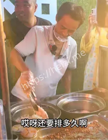 摊主被扯衣服