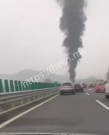 重型货车油箱破裂火光冲天目击