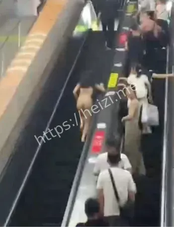 20岁女子赤裸