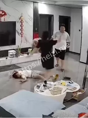 继女摔地身亡