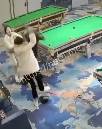 两女子持刀台球厅斗殴